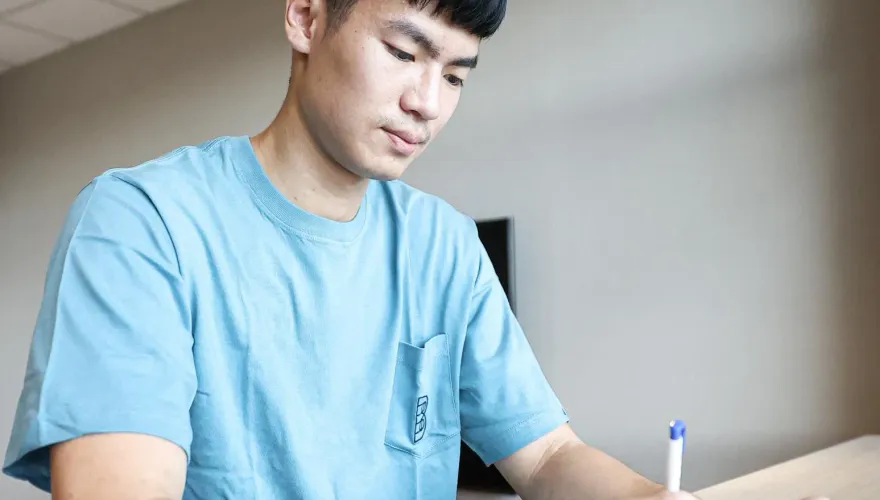 曬親筆簽約照！富邦勇士宣布綁定第6順位新人蔡鎮嶽