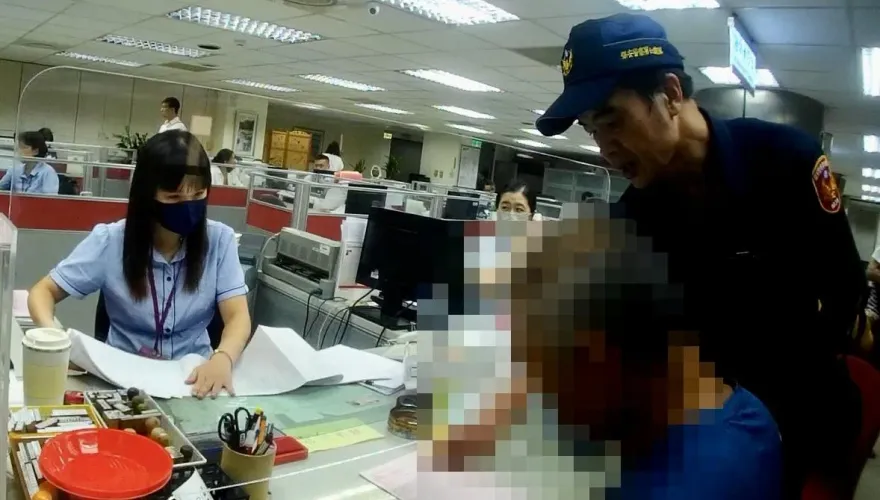 影/精蟲灌腦！想要跟部隊美女軍官嘿咻　退休男掏4萬被阻