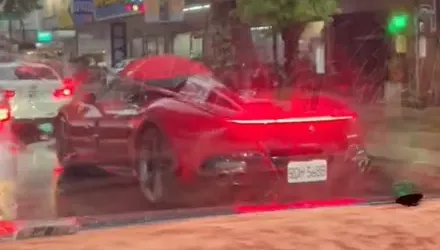 影/8500萬法拉利卻無車頂！雨天撐傘炸街辛酸畫面流出　車主：我是傻逼