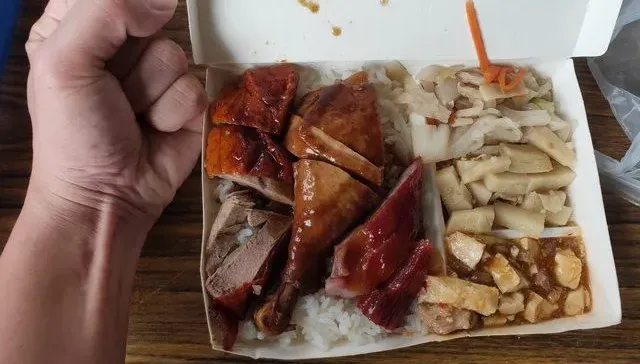 氣到罵髒話！三寶飯140元「雞腿、叉燒、燒鴨」排排站　他嗆好貴