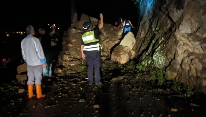 影/「比人高」巨石落下！暴雨釀土石崩塌　台中東勢道路現坑洞