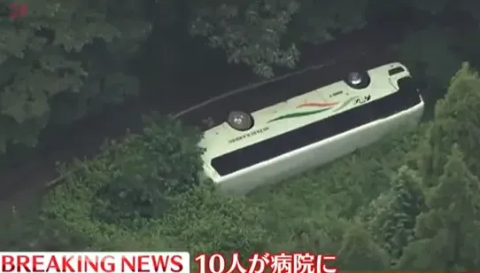 日本鹿兒島巴士側翻山路　31名高中足球隊師生「自行逃脫」10人送醫