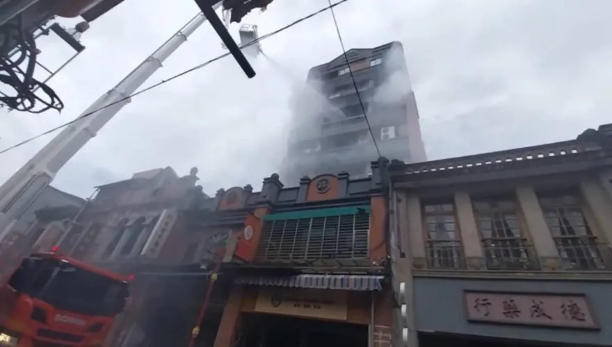 快訊/迪化街中午驚傳火警！民宅6樓不明原因失火「濃煙直竄天際」