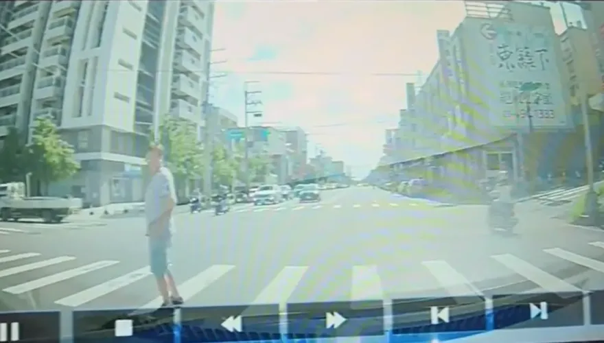 影/行車地獄！男子闖紅燈險被撞「狂噴五字經」　女駕駛無辜挨罵怒PO網