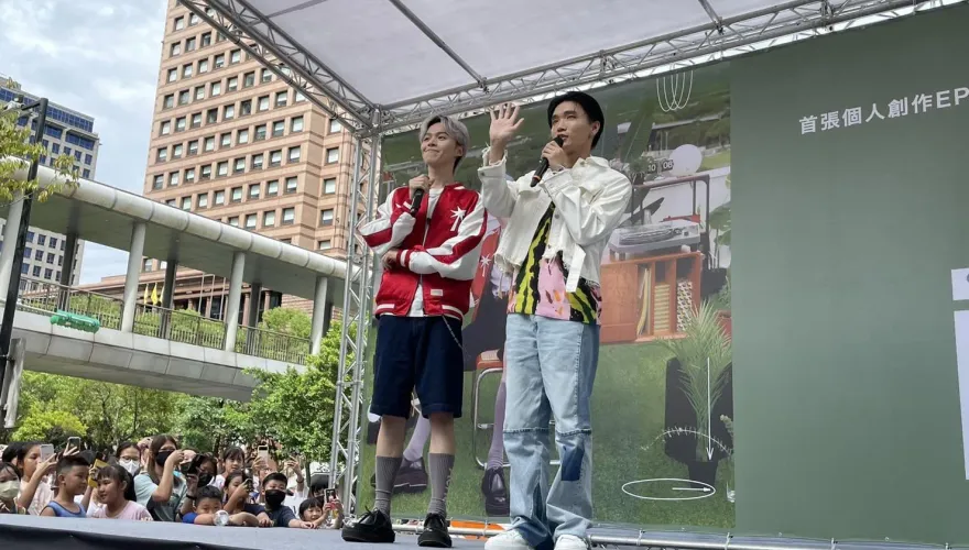 直擊／簽唱會現場有人昏倒！黃氏兄弟「瑋瑋」回應「團體解散」可能性