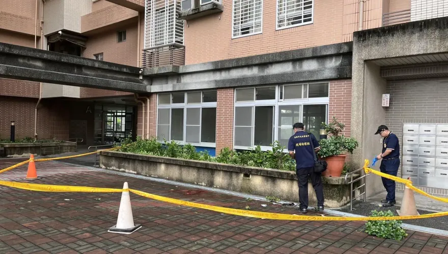 影/追捕畫面首曝！高雄通緝犯拒捕墜樓亡　毒品灑落一地