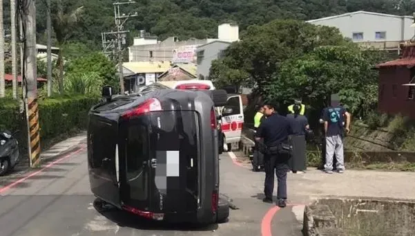 快訊/新北五股下山車輾水泥石墩慘翻！一家4口受困　3傷送醫