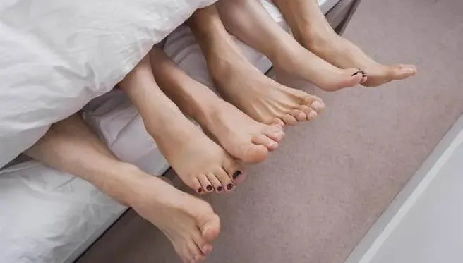 「最悲情人夫」3女兒都是別人種　目睹妻色誘小王怒丟鞭炮