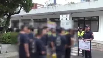 影/全台首例！頭北厝亮字號出席萬國幫元老告別式　中山分局長怒舉牌令解散
