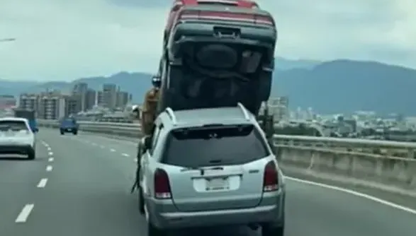 影/快速道路驚見柯博文簡配版！拖吊車「1拖3」網驚：用生命在載