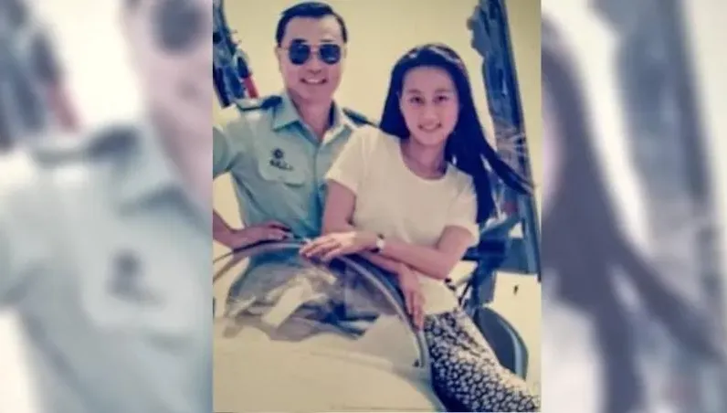 飛官站F16機翼拍婚紗挨轟　馮世寬曬30年前「座艙合照」嗆：無知！