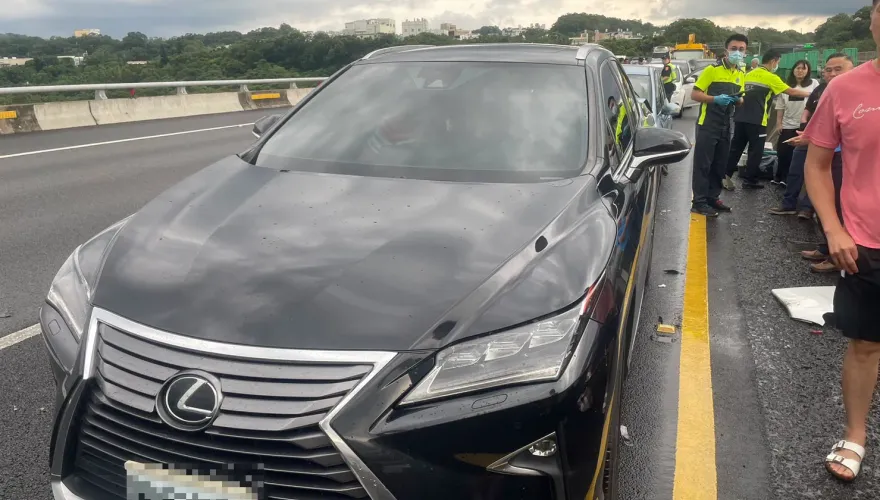 影/下雨天未保安距！國三「13車連環撞」　5人輕傷送醫