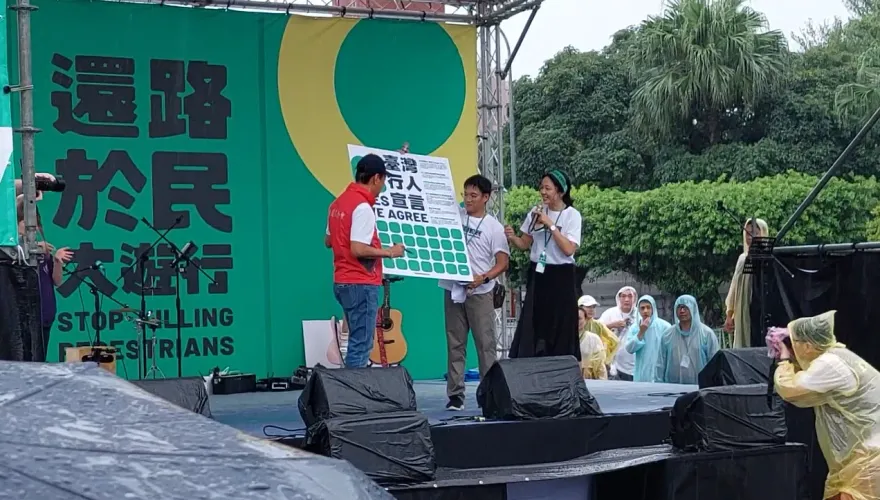 2.5萬人參與「還路於民」大遊行！他上台反應冷　簽宣言自酸「我小咖」