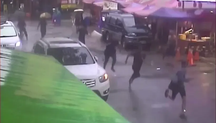 影/雨中追逐浪漫片！三峽警追逃逸移工　老街鐵腿對決大獲全勝