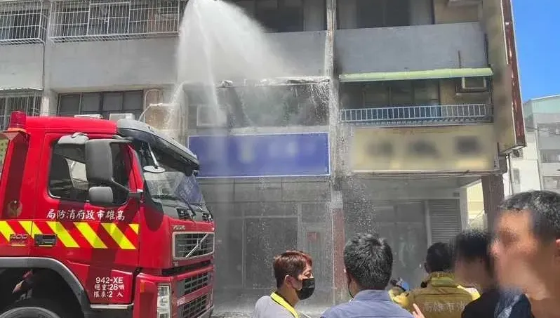 疑似冷氣機爆炸！高雄五金行竄濃煙　雲梯車灌救1小時滅火