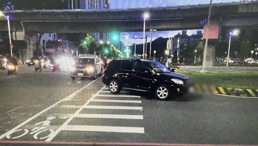 影/行人地獄！高雄女「走斑馬線慘被撞」　75歲駕駛稱A柱擋視線