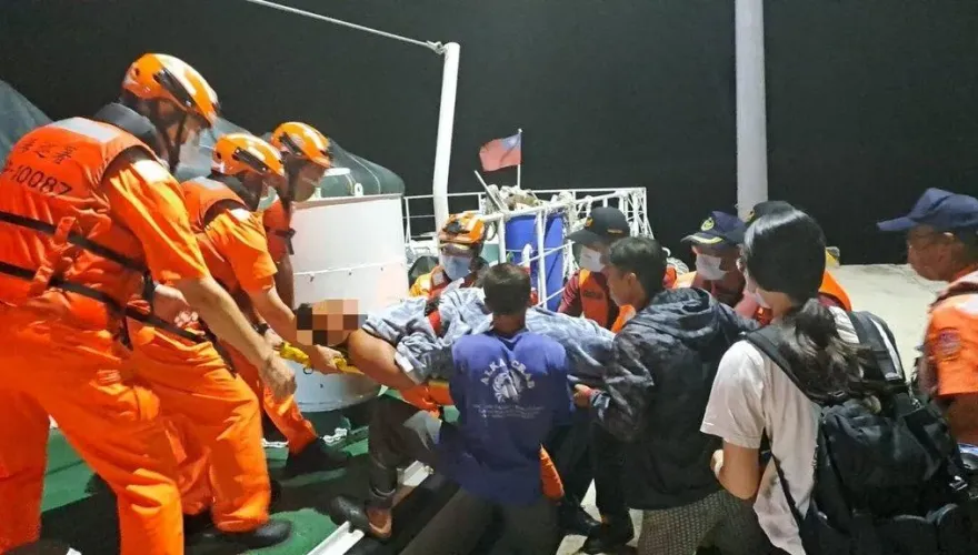 印尼籍漁工腹膜炎！澎湖海巡半夜緊急馳援　護送就醫