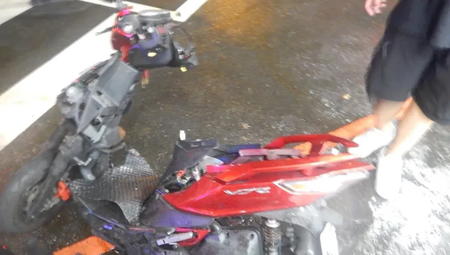 影/台中路口閃燈「正面衝擊」！23歲女遭汽車撞飛慘死　機車爆裂剩骨架