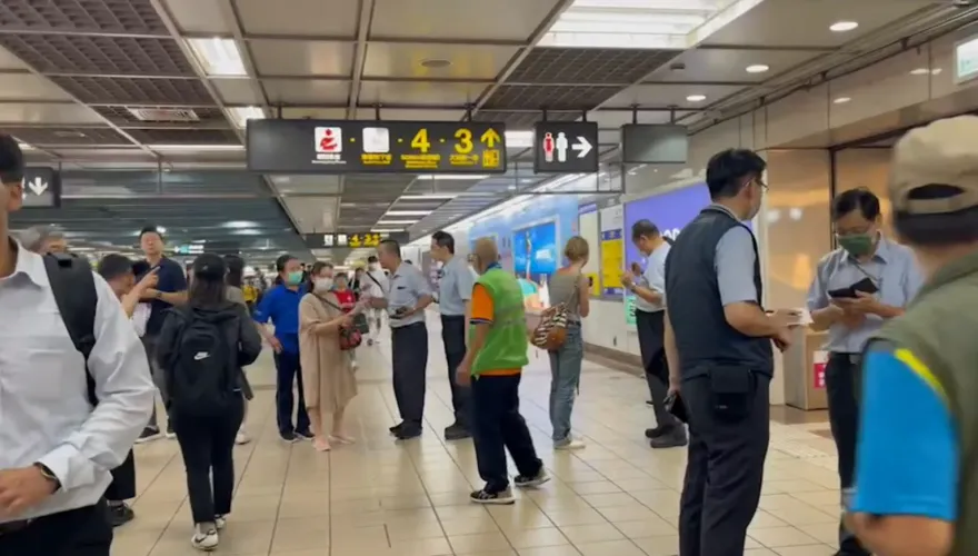 影/文湖線尖峰時間出現露鳥俠！偷拍裙底「充血中」　勇媽示警2少女