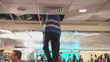 快訊/松山機場頂不住大雷雨！天花板遭雨水沖破「漏水」　3航班轉降
