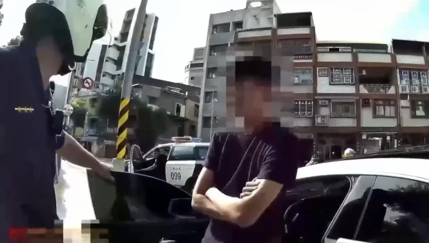 影/超瞎！19歲賓士男開車吸笑氣　恣意睡著車逆向停路中
