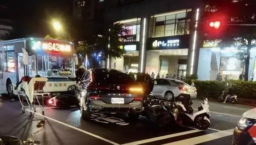 快訊/新店重大車禍！BMW疑逆向衝撞毀4機車+客運　1命危2受傷