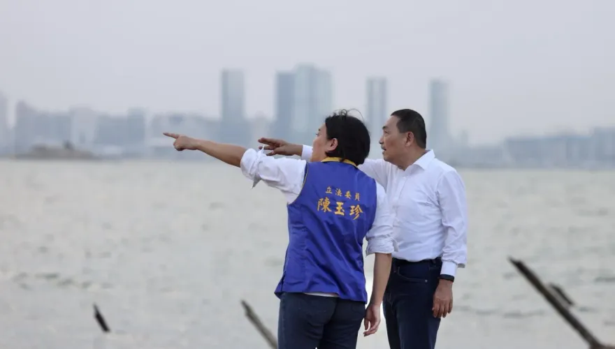 雙人漫步小金門沙灘！侯友宜、陳玉珍並肩照曝光　眺望廈門喊：永保和平