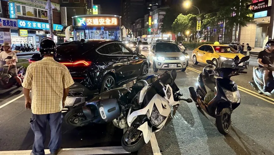 快訊/瞬間畫面曝光！新店BMW逆向衝撞4機車1命危2傷急送醫