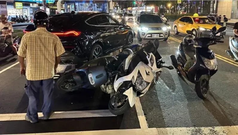 4騎士遭BMW X6逆撞「1人命危搶救」！駕駛是前議員辦公室主任