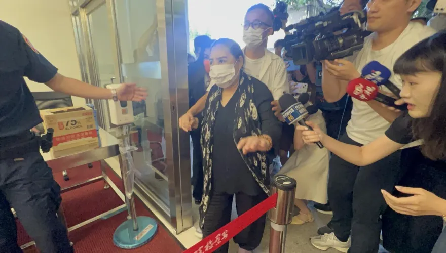 快訊/發監確定！陳盈潔北檢報到直擊！保母車、執行科裡狂吐2次下午送女監