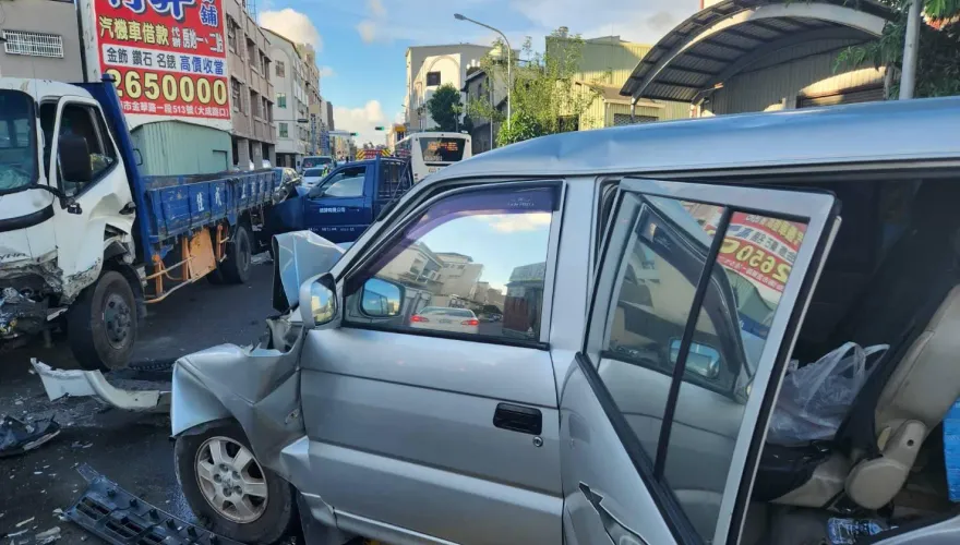 27歲還無照！三寶逆向超車「撞出3車2傷」　尖峰時段塞翻天