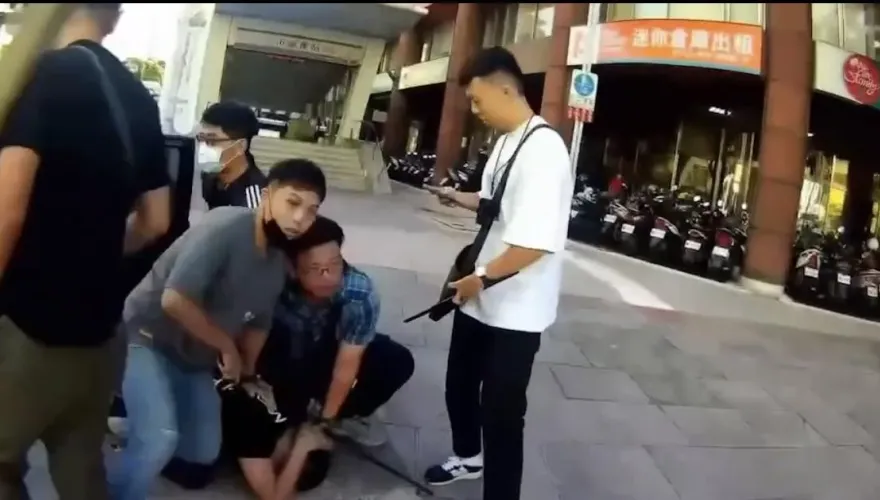 影/警圍捕詐騙車手畫面直擊！　他遭壓地狼狽吶喊：我犯什麼罪？