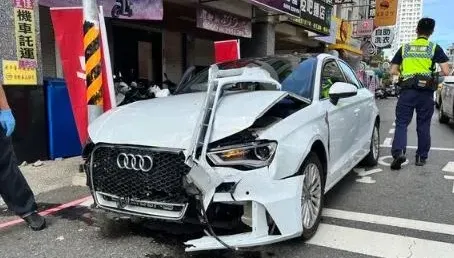 影/台南麻豆現行人地獄！奧迪嫩妹酒駕撞死過斑馬線女子　小黃跟麵店騎樓也遭殃