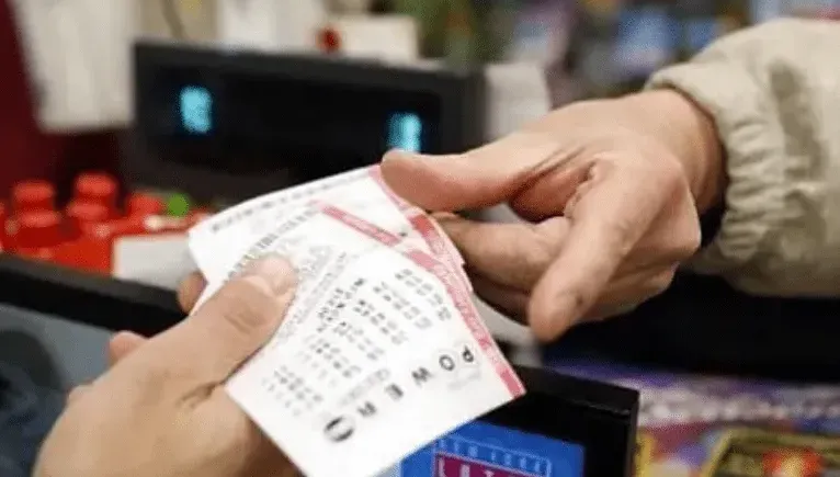 彩券爽中4500萬「牢牢黏在手機殼上」　臨櫃兌獎取不下來…他嚇出一身冷汗