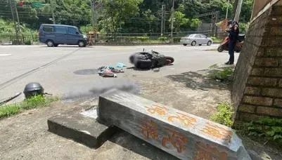 快訊/基隆21歲騎士撞上左轉貨車　飛噴「阿彌陀佛柱」當場爆頭亡