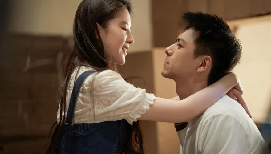 劉亦菲、李現《去有風的地方》狂親16場！「討學費接吻」網驚：太會戀愛了