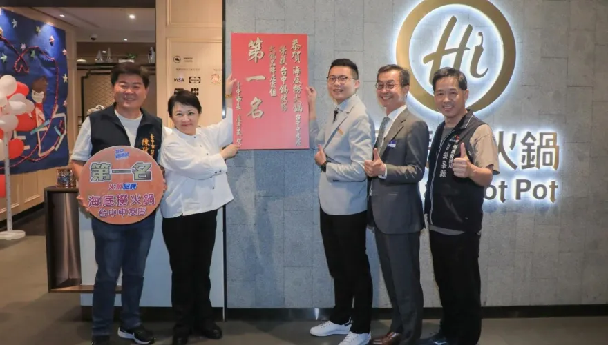 行動力挺！盧秀燕親赴「台中鍋烤節」4大冠軍店家貼榜賀喜
