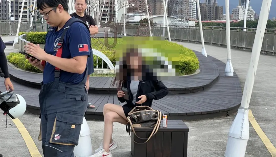 快訊/新莊長腿妹「心情差」坐新月橋　嫩警陪聊吐苦水解危