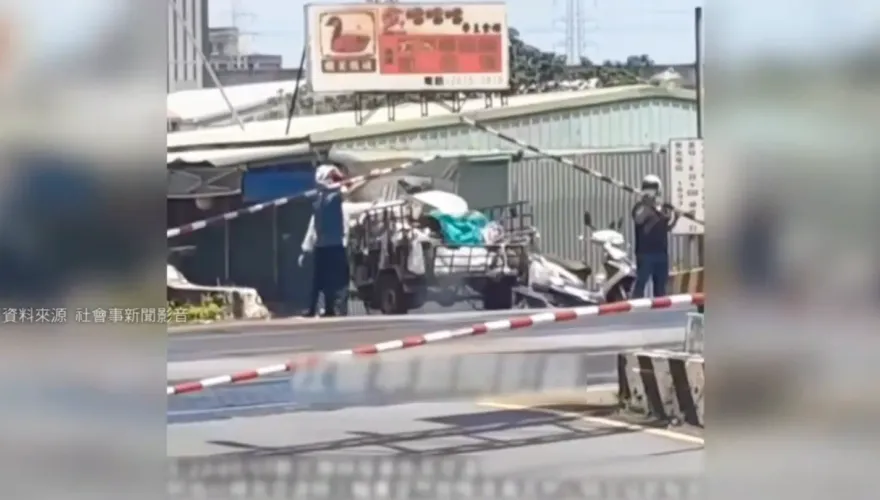 警示燈響起！三輪車卡平交道熄火　2熱心騎士幫抬柵欄驚險脫困