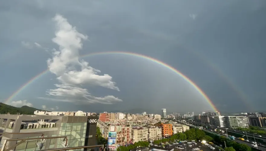 快訊/午後雷雨急又猛！台北信義區列二級淹水警戒　內湖天空掛雙彩虹