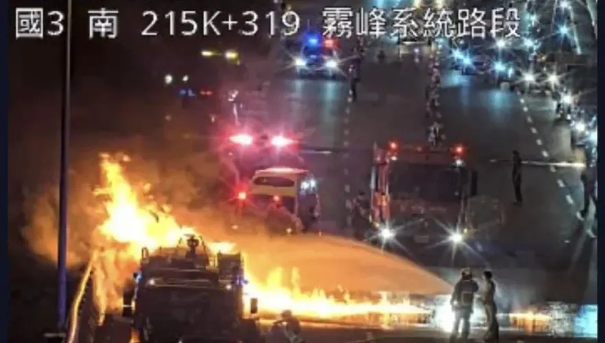 快訊/國3南下霧峰段火燒車　小客車陷火海火舌流向內車道