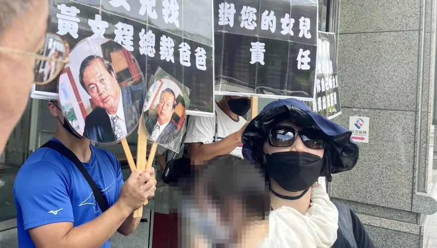 女子控建商總裁射後不理　抱女兒公司門口泣訴「出來面對！」