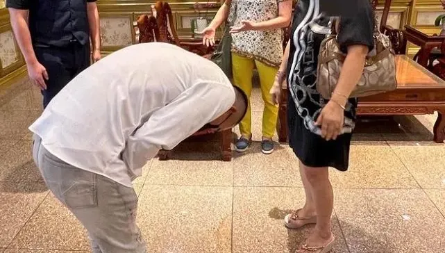 鳳梨道歉了！給被詐騙嬤上香求原諒　遭酸「重點是要還錢」