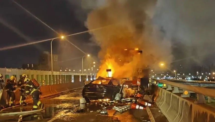 快訊/台64線轎車追撞工程車！　車輛瞬間成火球…29歲駕駛當場身亡