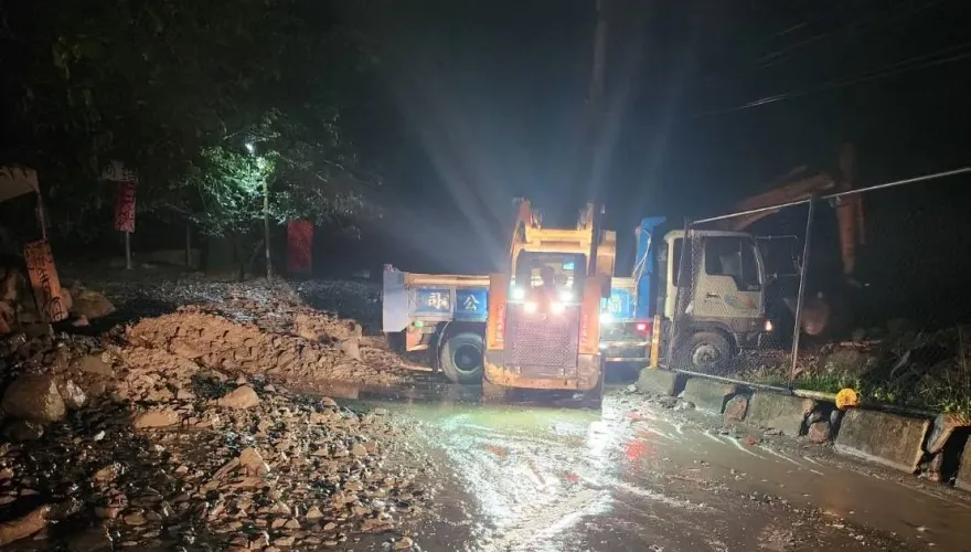 影/南投信義「大雨釀土石流」！東埔溫泉區交通中斷　經搶修已單線通車