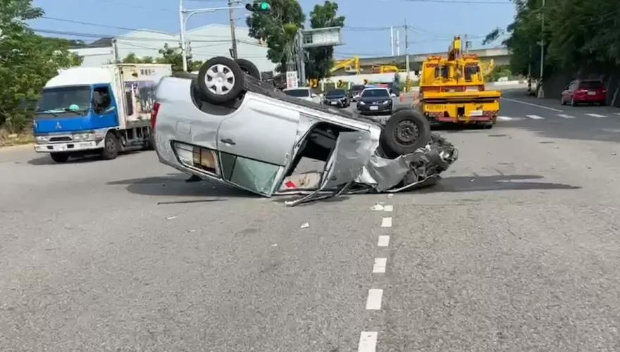 苗栗台6線自小客車過彎撞護欄翻覆　車底朝天1傷送醫