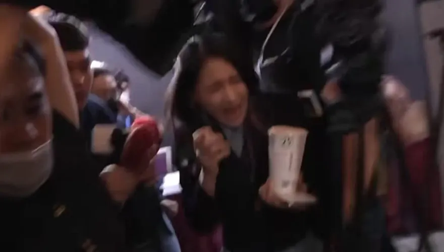 賴品妤被絆到自摔卻控中天記者推人　鍾沛君酸好了啦：妳這個假摔仔