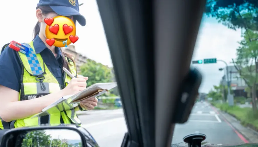 全網暈爛！正妹女警「超仙」取締違停照曝光　5萬人暴動狂喊：想被開單