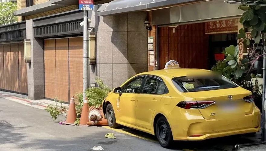 快訊/影片曝光！北市小黃運將行車間身體不適　巷弄內車輛失控衝撞民宅