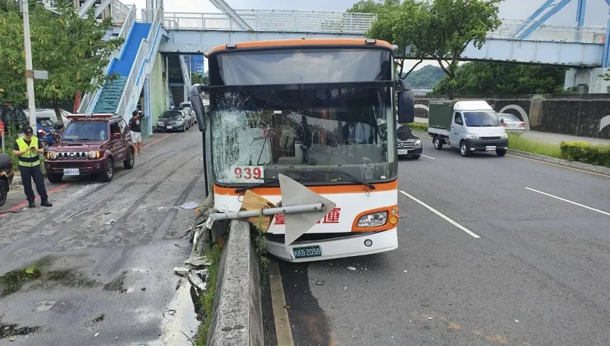 快訊/新店環快公車自撞分隔島　車上24乘客3人受傷1人骨折